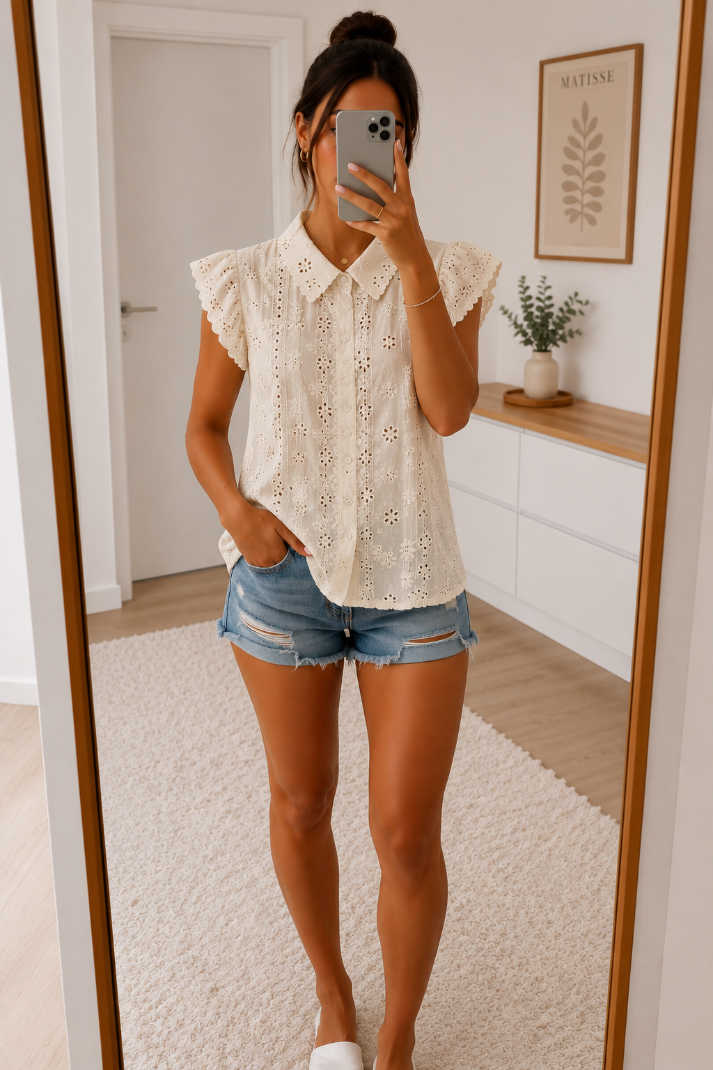 Blouse élégant crème stylée brodée In April – Manches courtes (S/M – L/M)