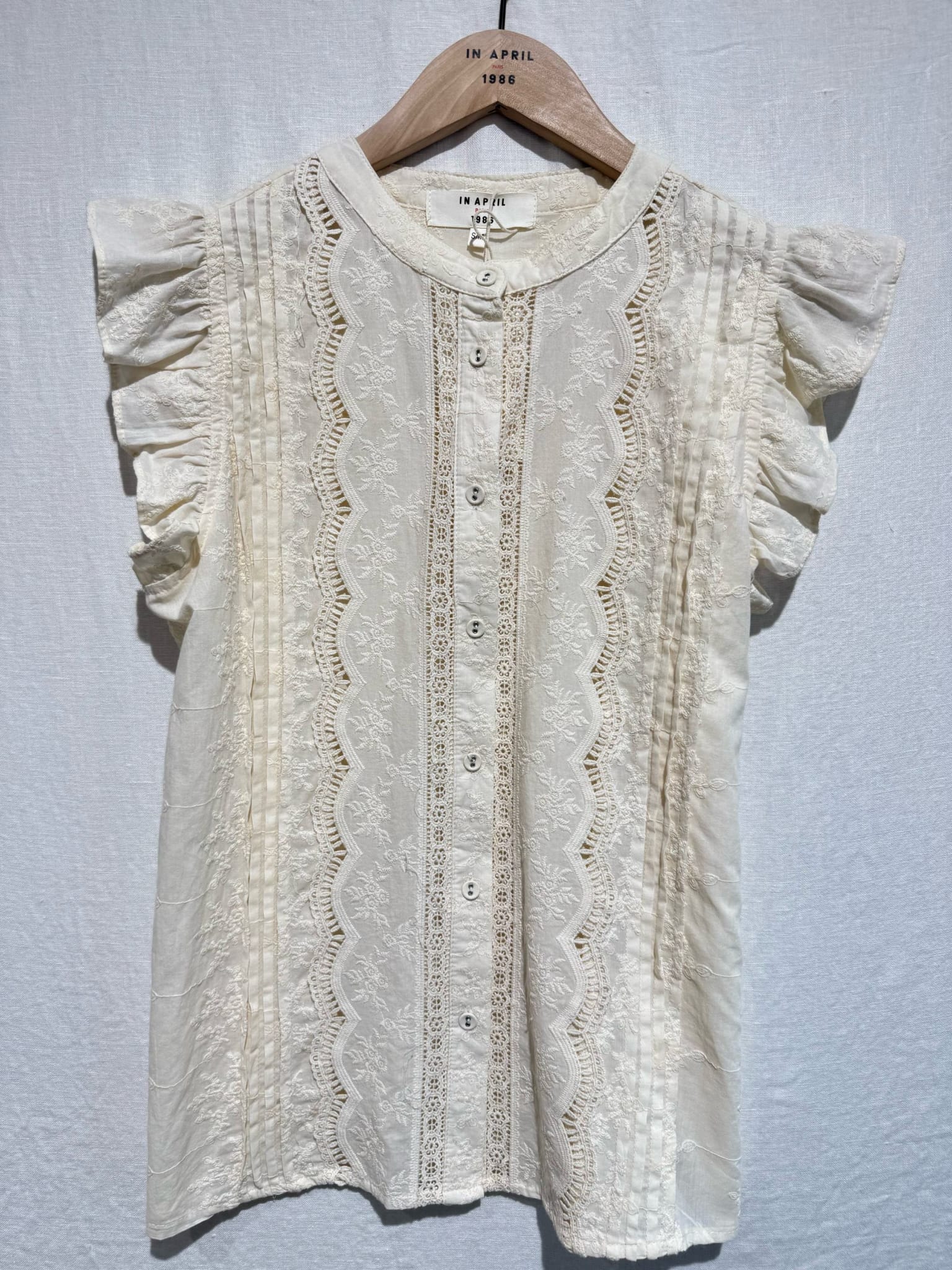Blouse femme crème stylée brodée In April – Manches courtes (S/M – L/M) – Image 2