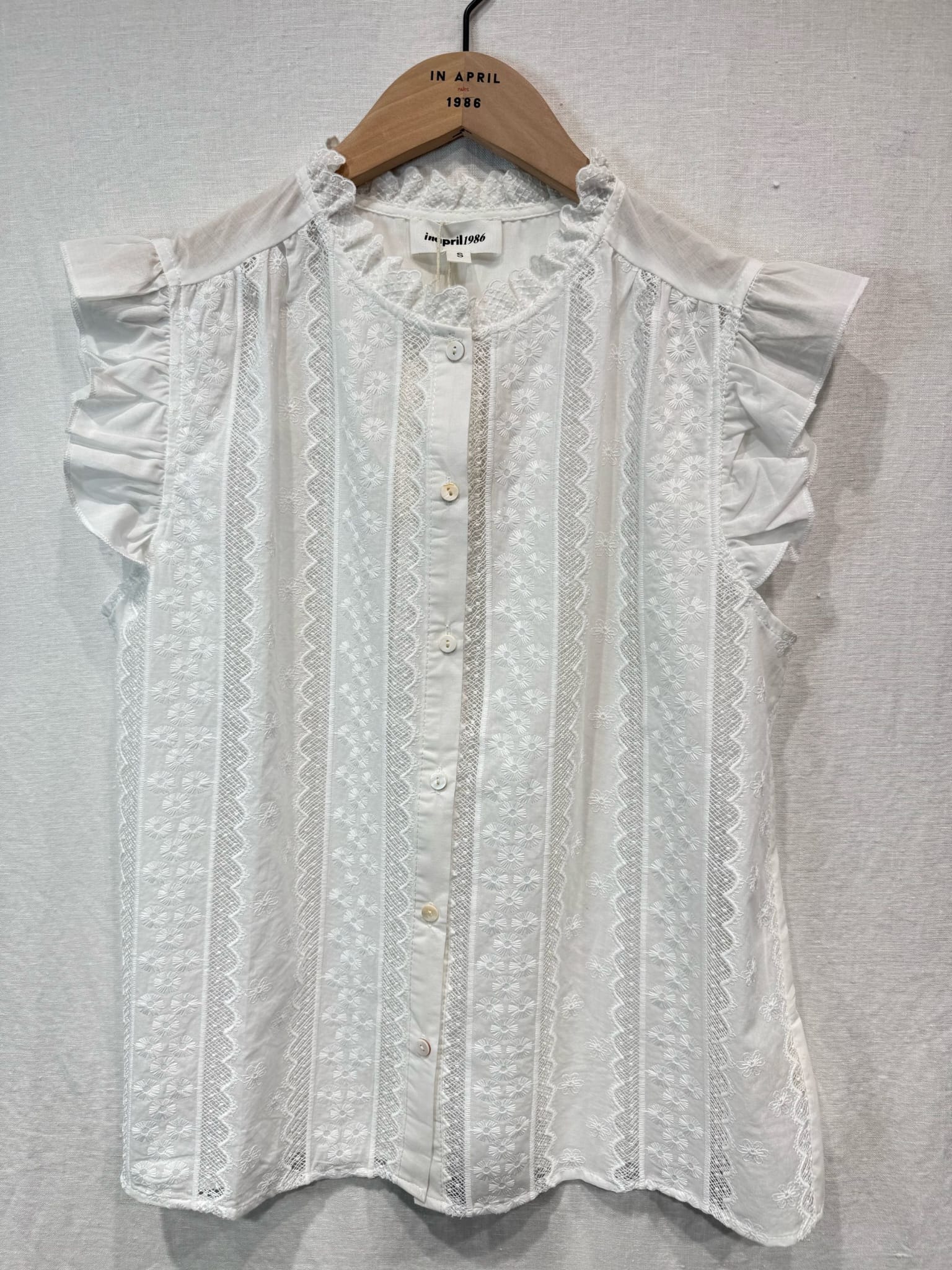 Blouse chic crème stylée In April brodé – Manches courtes (S/M – L/M) – Image 2