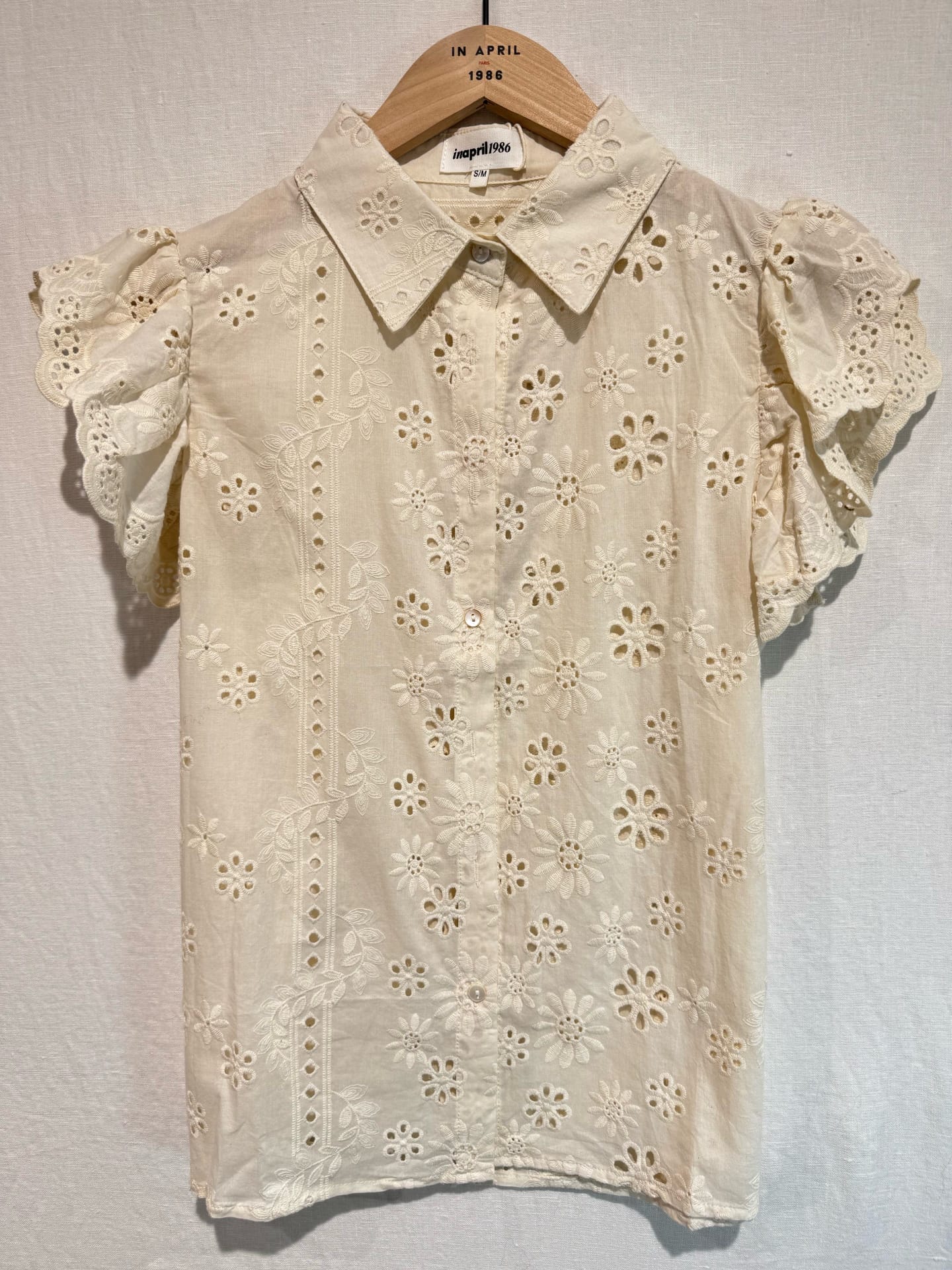 Blouse élégant crème stylée brodée In April – Manches courtes (S/M – L/M) – Image 2